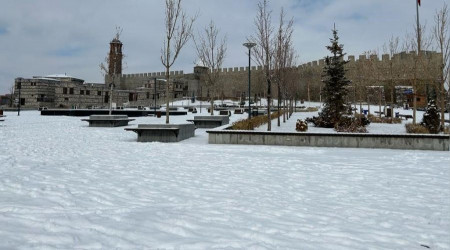 Erzurum'da beklenen kar yağdı