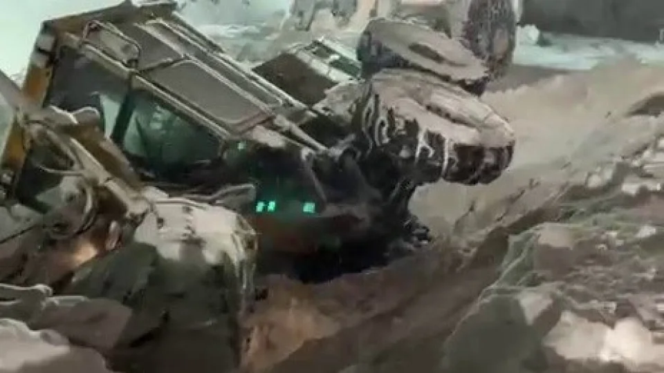 Erzurum'da kar temizleme arac� devrildi