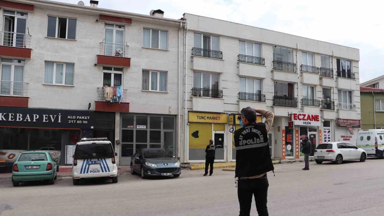 Eşinin yaşadığı binaya tüfekle ateş etti