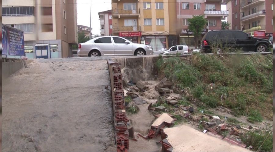 Eskişehir'de istinat duvarı çöktü