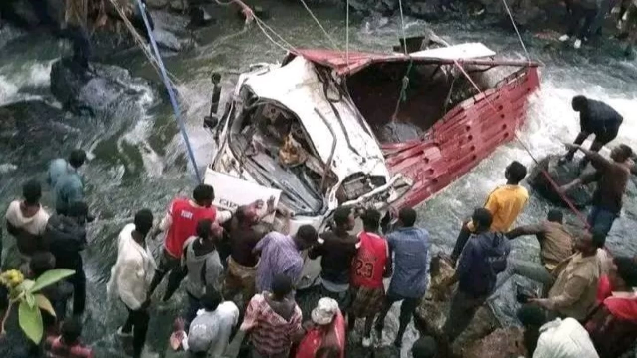 Etiyopya'da yolcu ta��yan kamyon nehre d��t�: 66 �l�