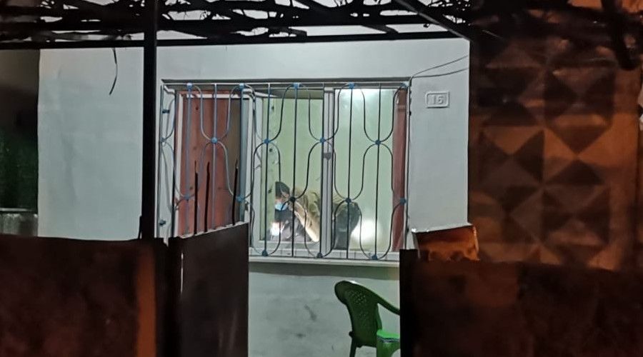 Evde otururken dışardan açılan ateş sonucu yaralandı