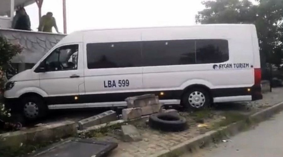 Evin bahçesine uçan minibüs korku dolu anlar yaşattı
