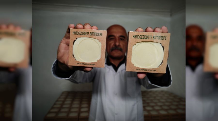 Evinde �retti Almanya'ya ihra� ediyor