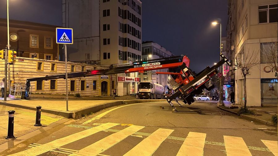 Fatih'te vin� devrildi, 2 ki�i yaraland�