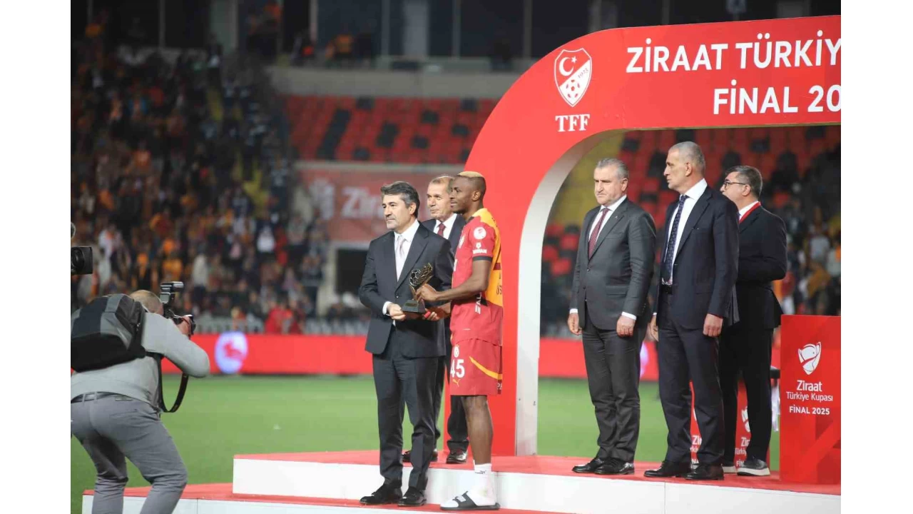 Finalin oyuncusu Victor Osimhen se�ildi