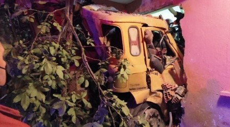 Freni boşalan vinç eve çarptı: 4 yaralı