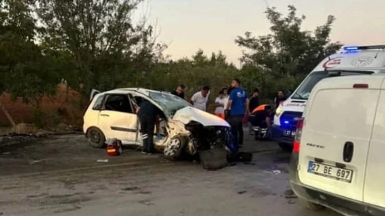 Gaziantep'te 2 otomobil kafa kafaya �arp��t�: 1 �l�, 3 yaral�