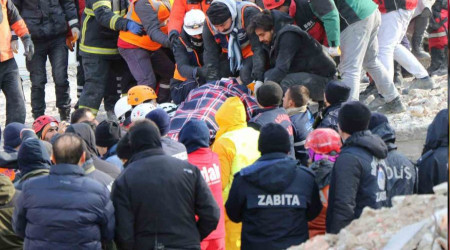 Gaziantep'te 34 saat sonra enkaz altından 2 kız kardeş sağ çıkarıldı