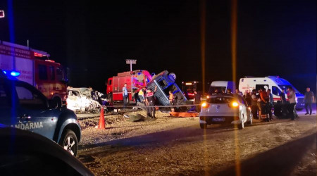 Gaziantep'te iki aracın çarpışması sonucu 6 kişi öldü