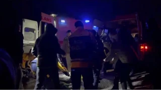 G�nen'de i��i servisi ile otomobil �arp��t�: 1 �l�, 13 yaral�