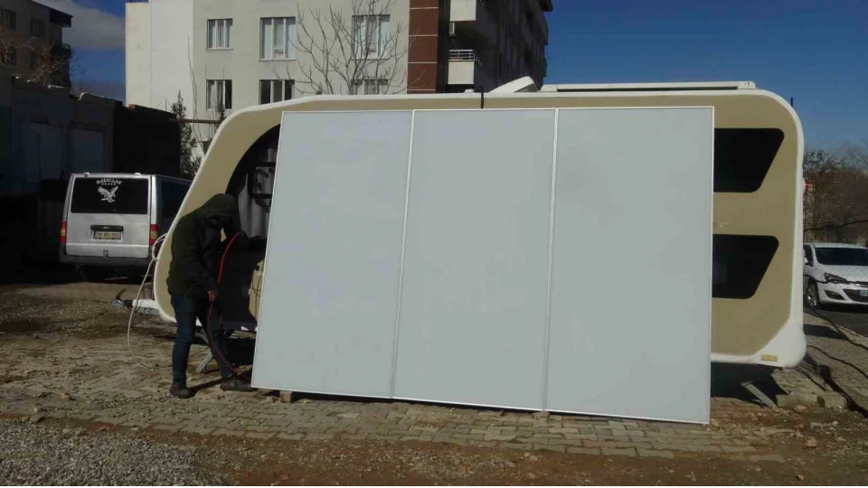 G�ne� panelleri g�nd�z enerji, gece reklam paneli