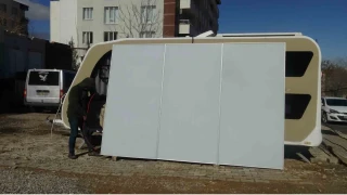 G�ne� panelleri g�nd�z enerji, gece reklam paneli