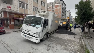 Güngören'de çöken yola kamyon düştü