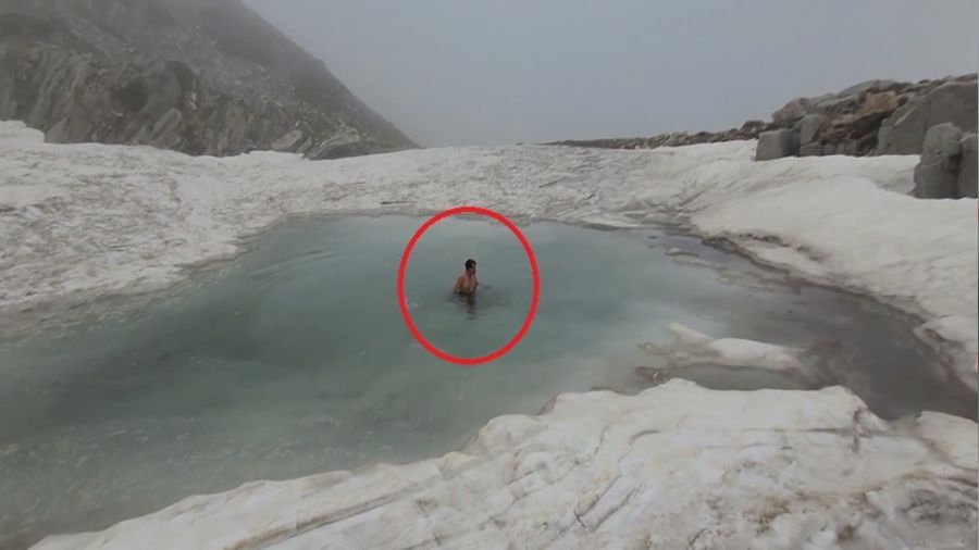 Haziran sonunda Uludağ'ın buzlu göllerinde yüzüyor