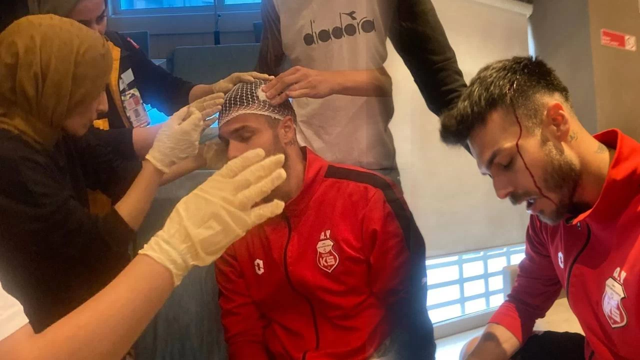 I�d�r'da taraftarlar Kastamonuspor otob�s�n� ta�lad�, futbolcular� darp etti