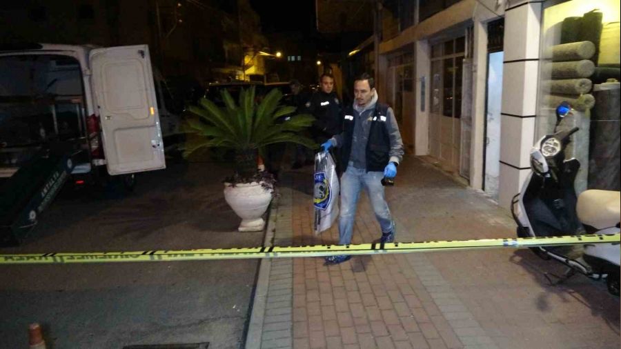 İhbara giden ekipler, bir cenaze ve 3 köpek ile karşılaştı