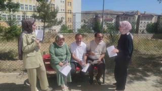 kiz kardeler kzlaryla birlikte YKS'ye girdi