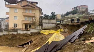 �n�aat kaz�s�nda toprak kayd�, yol ��kt�