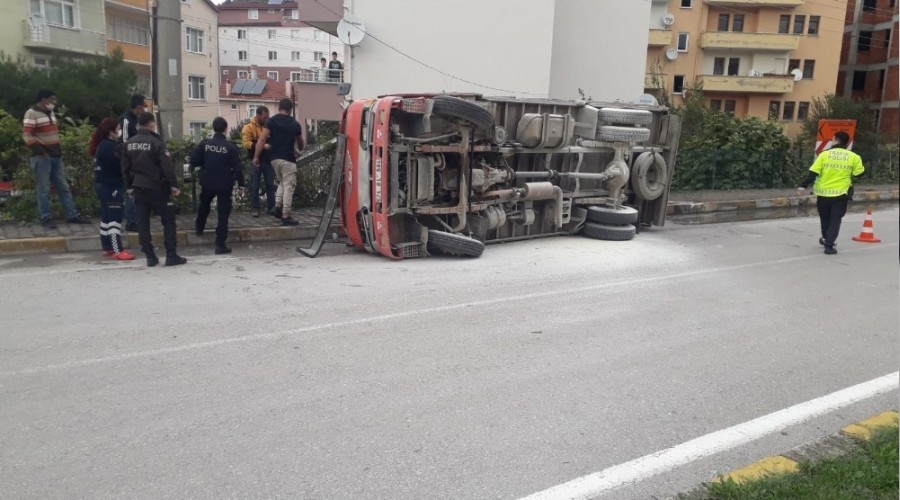 �n�aat malzemeleri y�kl� kamyon devrildi