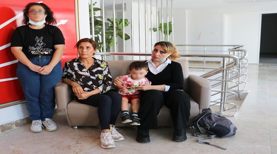 İranlı kadın, CHP il binasına sığındı