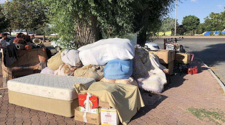 İş bulamadığı için evinden çıkarılan adam oğluyla birlikte parkta kalıyor