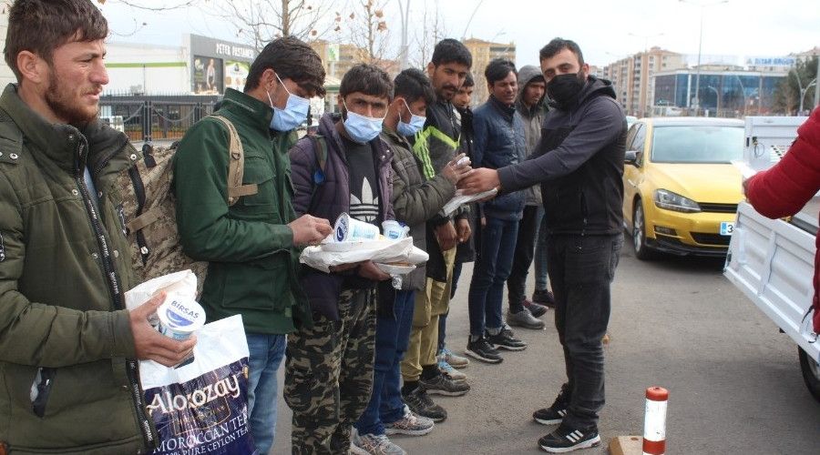 İş kadınından örnek davranış: Düzensiz göçmenlere yemek dağıttı
