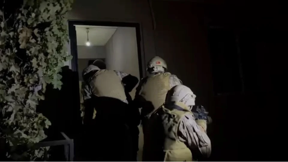 �stanbul'da DEA� operasyonu: 8 g�zalt�