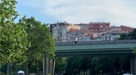 İstanbul'da genç adam üstgeçitten yola atladı