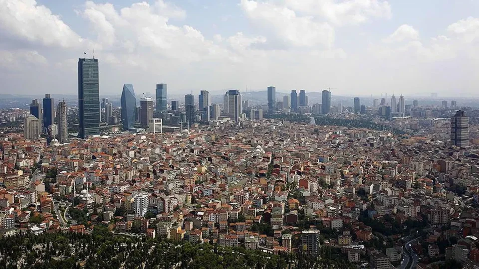  �stanbul'da yap�lan incelemelere g�re bin 238 bina her an ��kebilir. �BB taraf�ndan haz�rlanan bir rapor ise incelenen 40 bin binadan yar�s�n�n 'y�ksek riskli' oldu�unu ortaya koydu