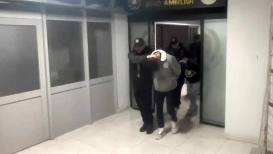 �zmir'de 15 milyonluk 'sahte uzla�t�rmac�' vurgunu: 15 tutuklama