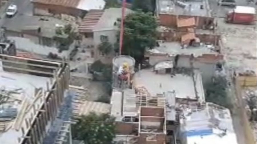 İzmir'de akılalmaz olay: Vincin beton kovasında işçi taşıdı