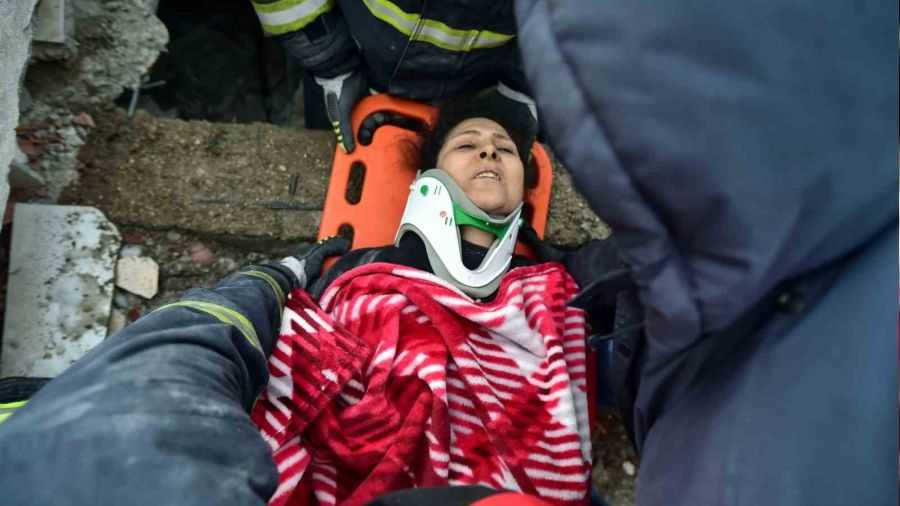 Kahramanmaraş'ta 2 kadın 21 saat sonra sağ çıkarıldı