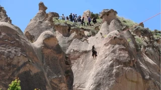 Kapadokya'da scak hava balonu peri bacalarnn zerine ini yapt