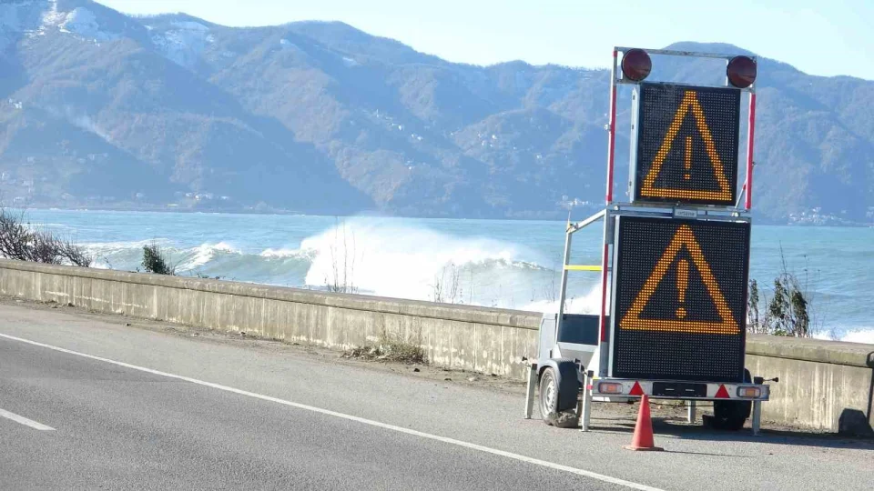 Karadeniz Sahil Yolu'nda dalga ve f�rt�na alarm�