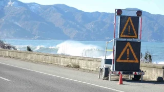 Karadeniz Sahil Yolu'nda dalga ve f�rt�na alarm�