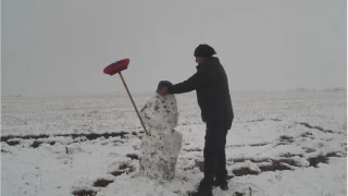 Kars'a mevsimin ilk kar yad: Vatandalar kardan adam yapt