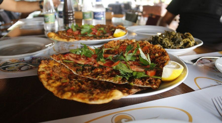 Kaz etinden lahmacun olur mu?