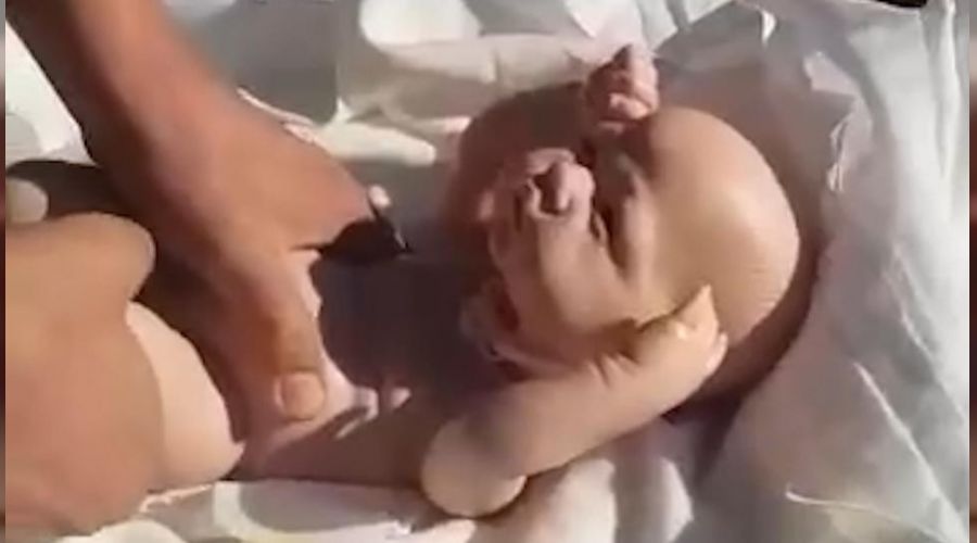 Kefenin i�inden cenaze yerine oyuncak bebekler ��kt�