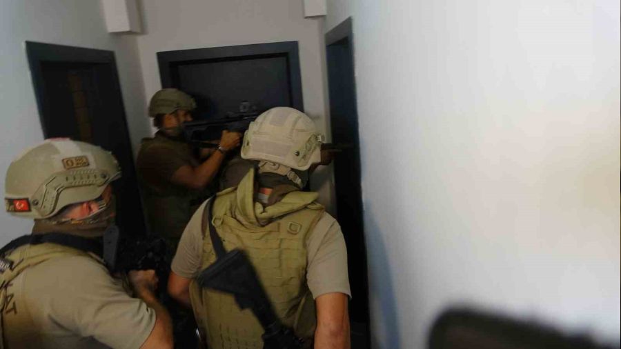 Kiralad�klar� evi uyu�turucu imalathanesine �evirdiler, 50 kilo eroinin �zerinde yatt�lar