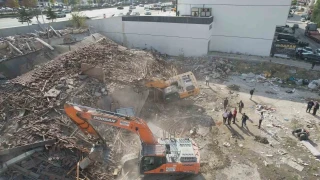 Kontrollü yıkım sırasında kepçe molozların altında kaldı
