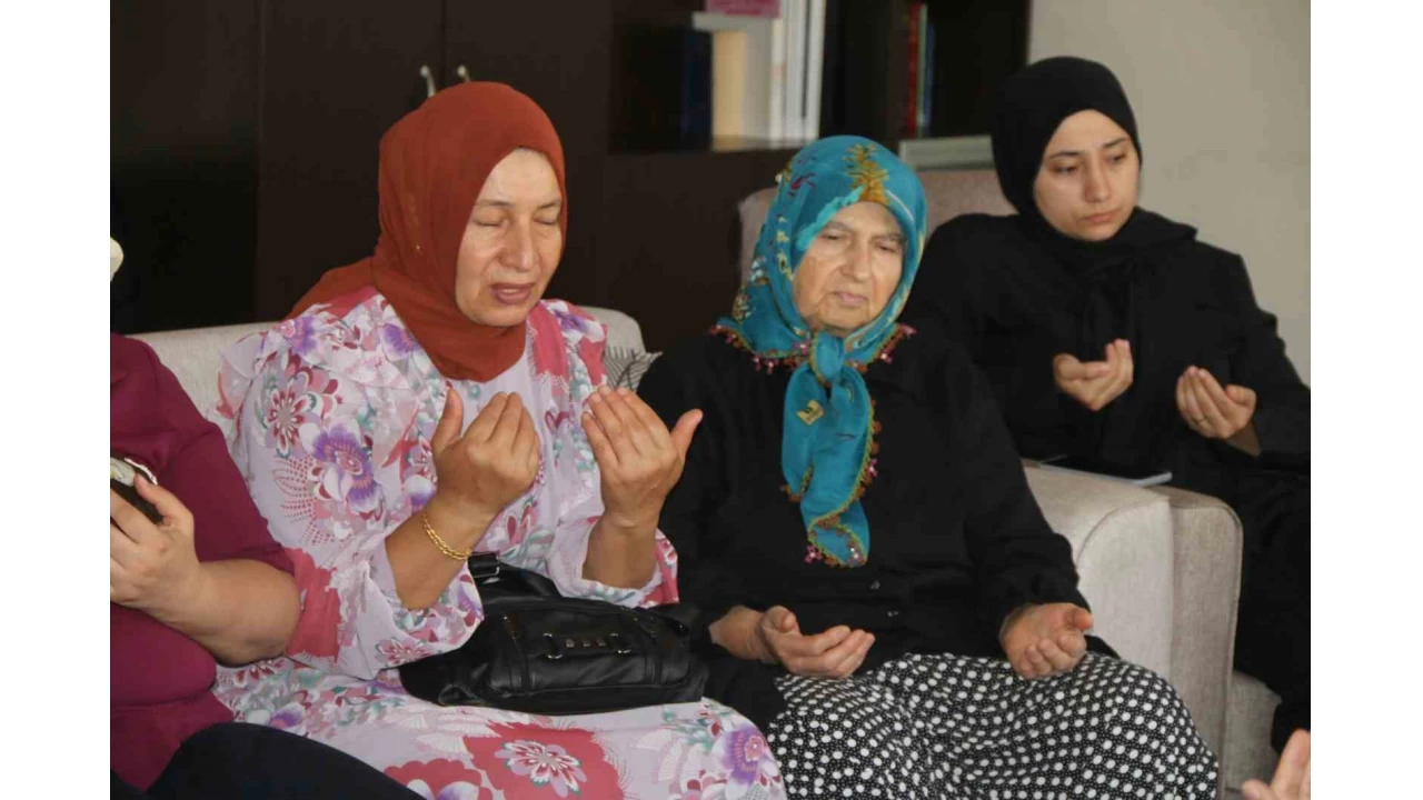Kozanl ehit ailelerinden 12 kahraman asker iin dua