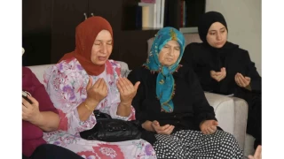 Kozanl ehit ailelerinden 12 kahraman asker iin dua