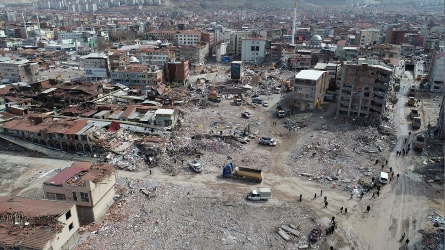 Malatya'da a��r hasar g�ren 5 katl� bina ��kt�
