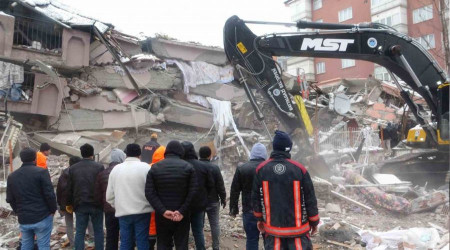 Malatya'da iki binanın enkazı kaldırıldı