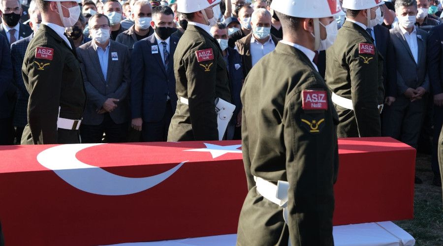 Manisalılar şehit teğmenini dualarla uğurladı