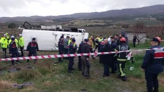 Memurlar� ta��yan midib�s devrildi: 1 �l�, 24 yaral�