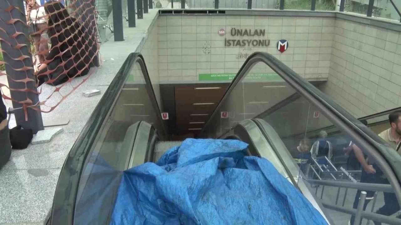 Metro istasyonunda yürüyen merdiven kırıldı