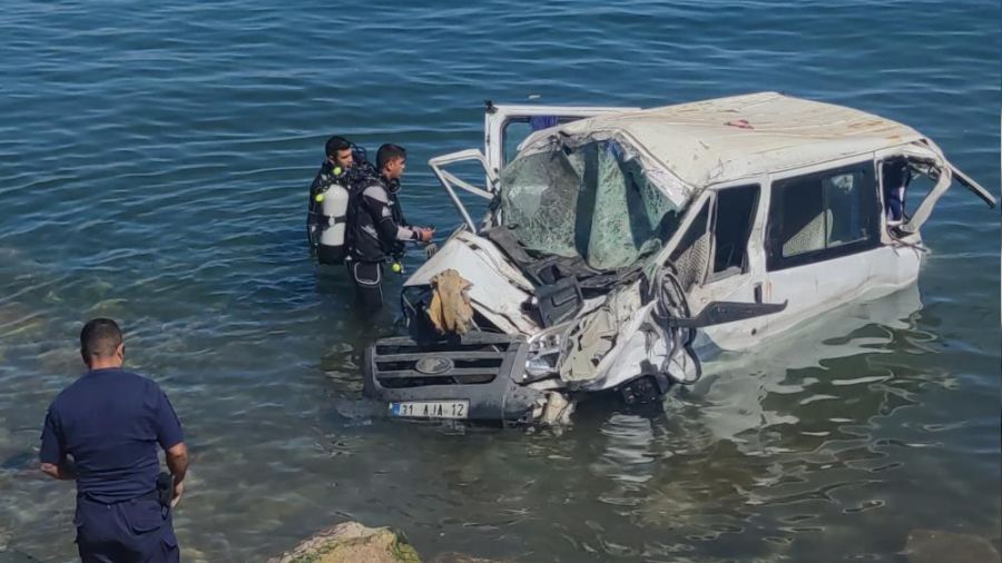 Minibüs, yolcularla birlikte Van Gölü’ne uçtu