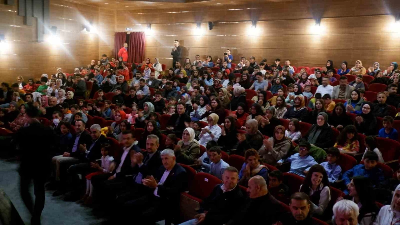 Minik yürekler tiyatro sahnesinde buluştu
